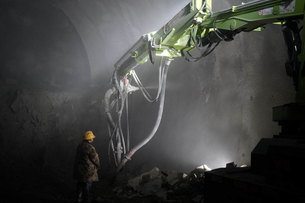 隧道濕噴機械手，一種集多種功能于一體的大型混凝土濕噴作業(yè)車(圖1)