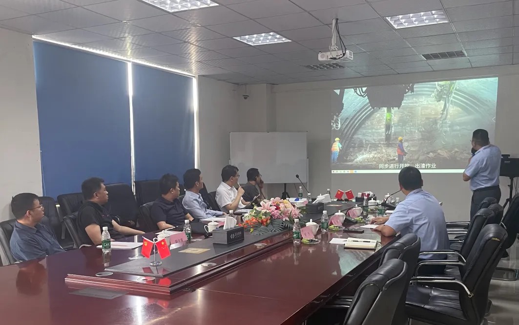 中鐵十一局五公司物資設(shè)備部長陳林一行蒞臨藍海智能考察交流(圖4)